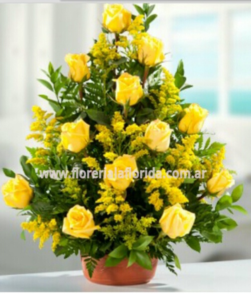 Arreglo floral de rosas amarillas y flores amarillas de estaciòn en cesto  mimbre – Florería La Florida