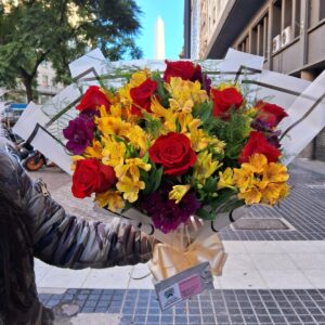12 rosas y astromelias