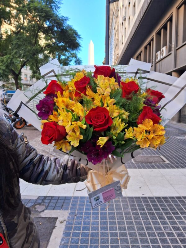 12 rosas y astromelias