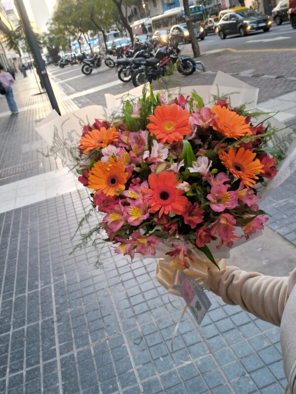 Media docena de gerberas con un mix de astromelias - Image 4