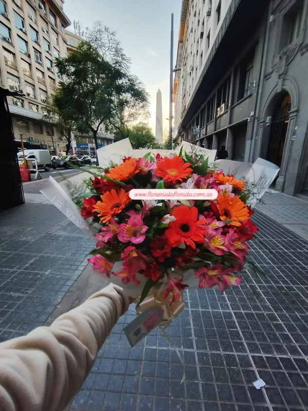Media docena de gerberas con un mix de astromelias - Image 3