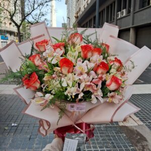 12 rosas rosadas con astromelias